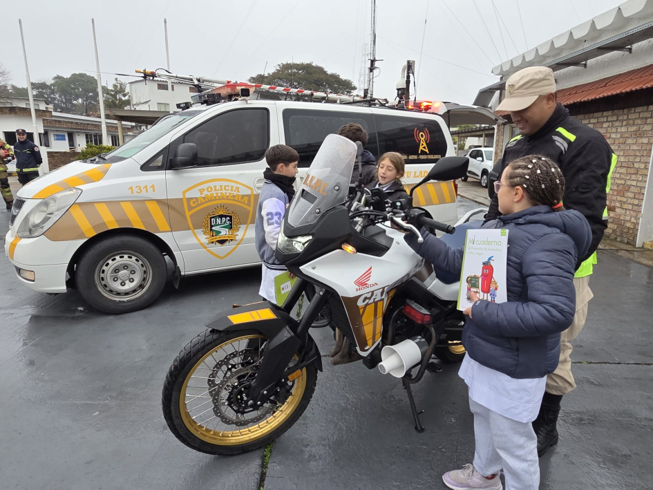Alumnos observando la moto de Policía Caminera Alumnos observando la moto de Policía Caminera