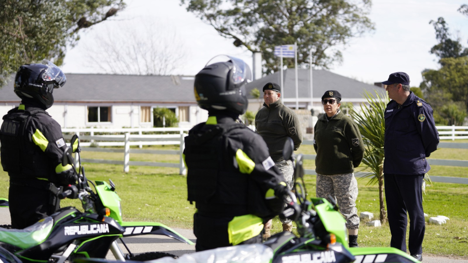 El Ministerio del Interior entrega 14 motos a la Guardia Republicana El Ministerio del Interior entrega 14 motos a la Guardia Republicana