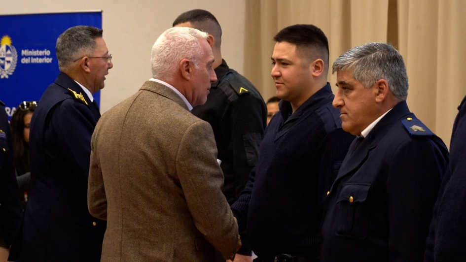 Ministro reconociendo a policías Ministro reconociendo a policías