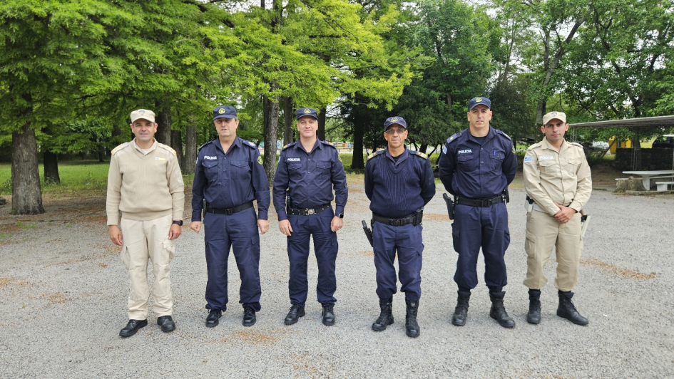 Instructores de Policía Caminera y el Comando de la Escuela departamental de San José.