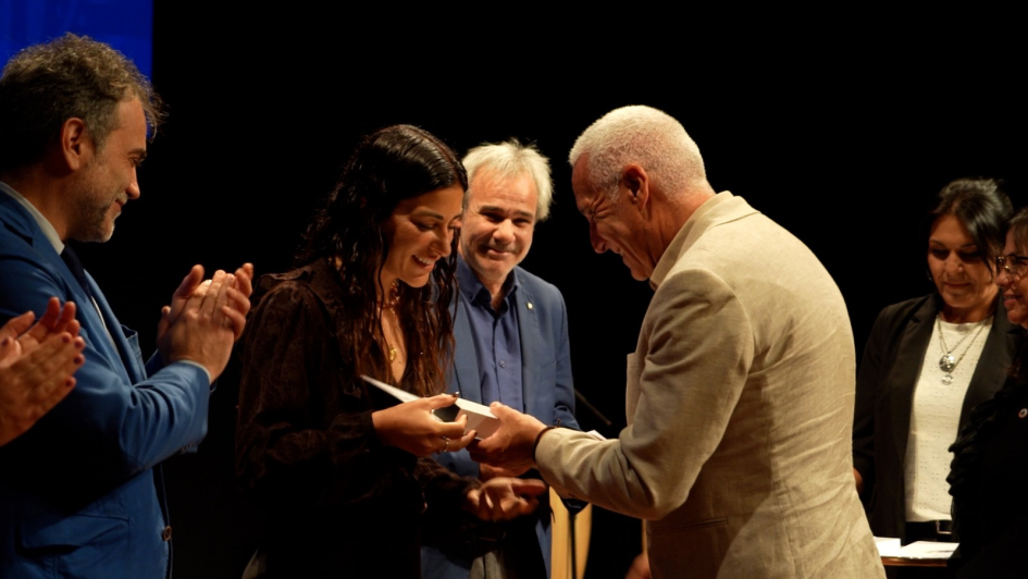 Ministro entregando premios