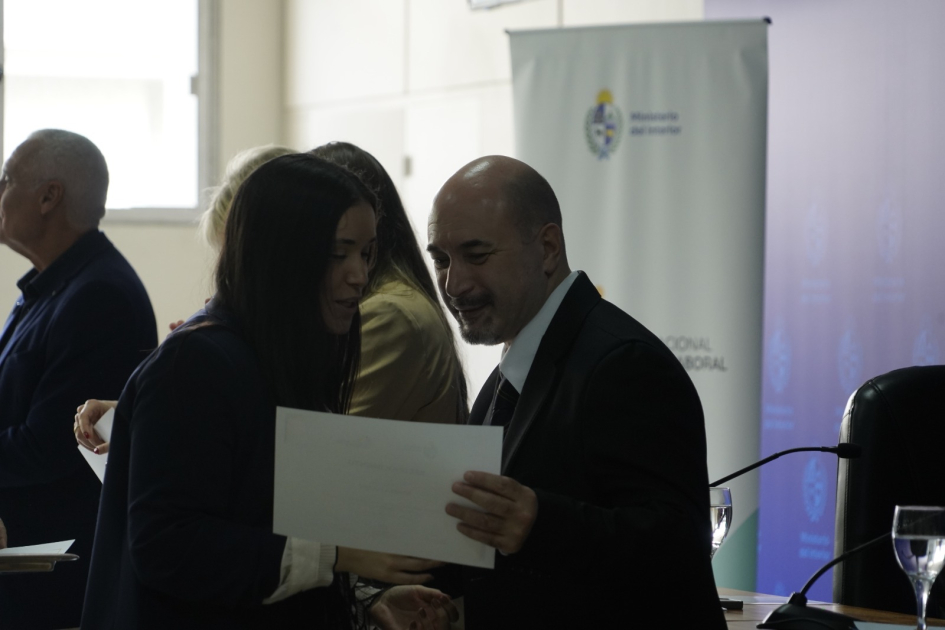 entrega de reconocimientos a los funcionarios 