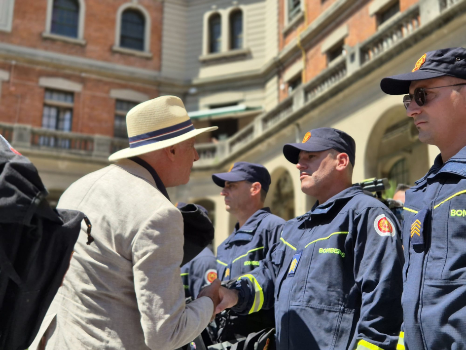Ministro saludando a cada uno de los integrantes de la delegación Ministro saludando a cada uno de los integrantes de la delegación