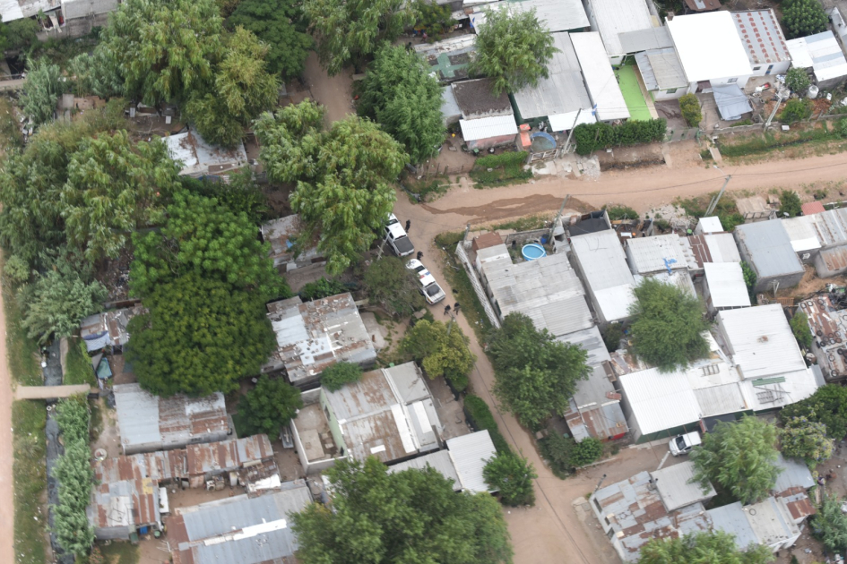 foto aérea del despliegue policial durante los allanamientos foto aérea del despliegue policial durante los allanamientos
