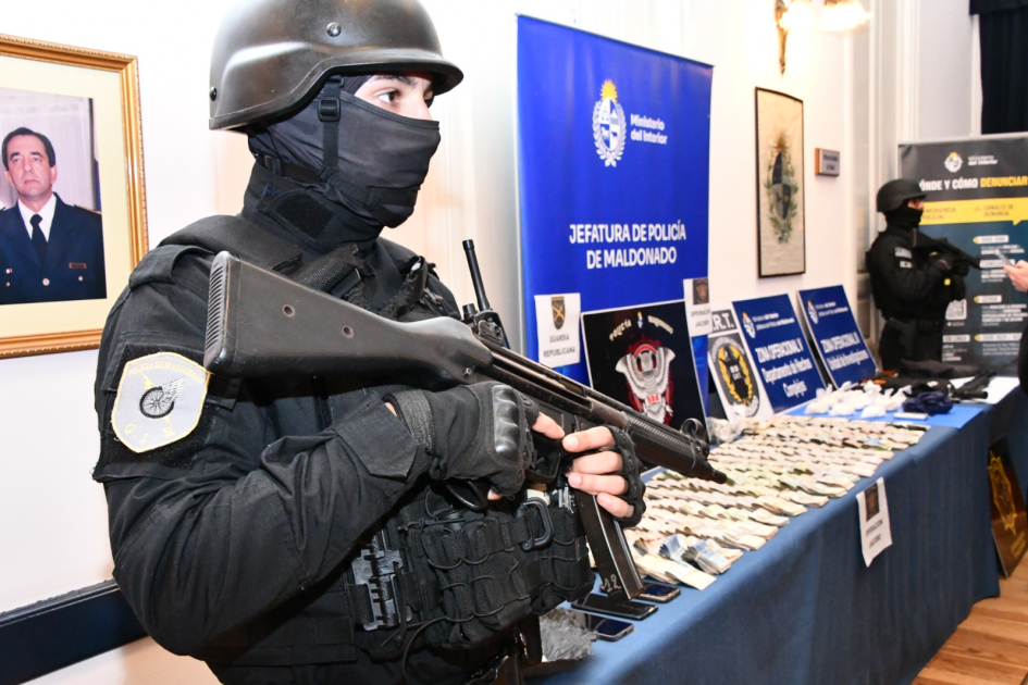 Policías junto a la incautación “”