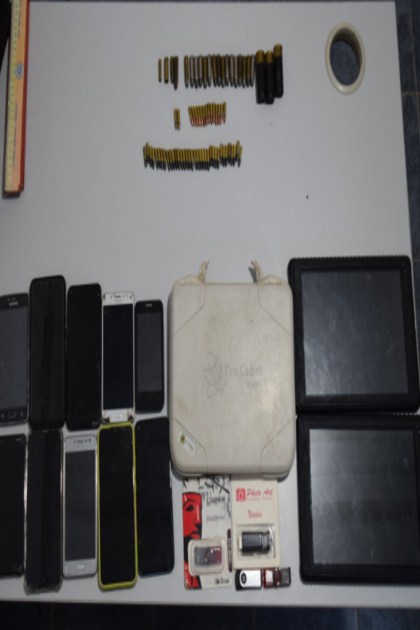 Incautación de municiones, armas, celulares y otros efectos en allanamiento Incautación de municiones, armas, celulares y otros efectos en allanamiento