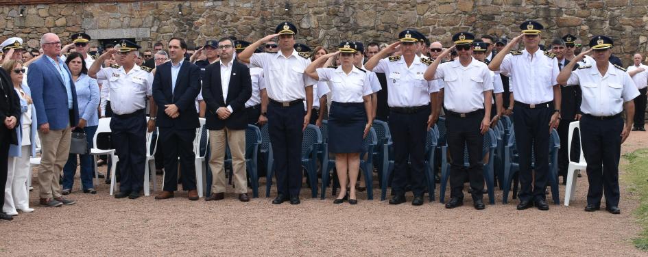 policias en acto por el dia de la policia