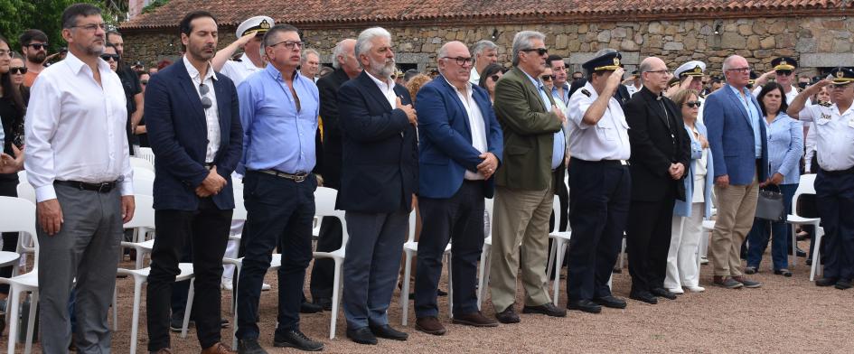 autoridades en acto por el día de la Policía