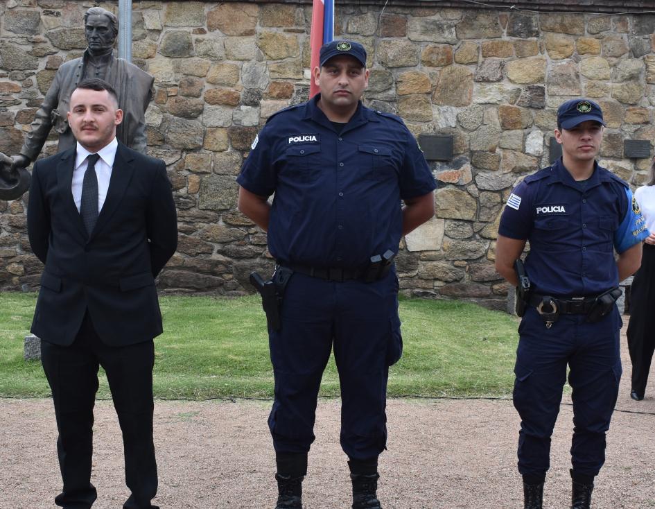 policías premiados en acto por el día de la policia