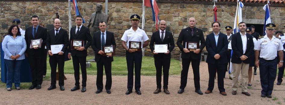 policías premiados en acto por el día de la policía
