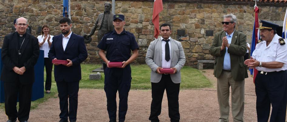 policías premiados en acto por el día de la policía
