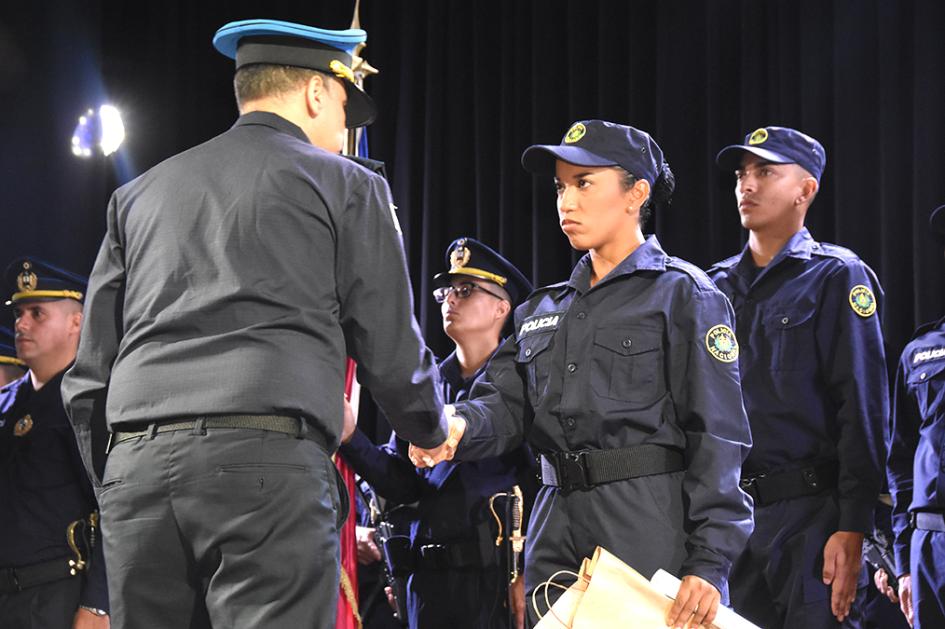Agente Bruna Alvez recibe premio mejor promedio general en el Curso de Formación Profesional.