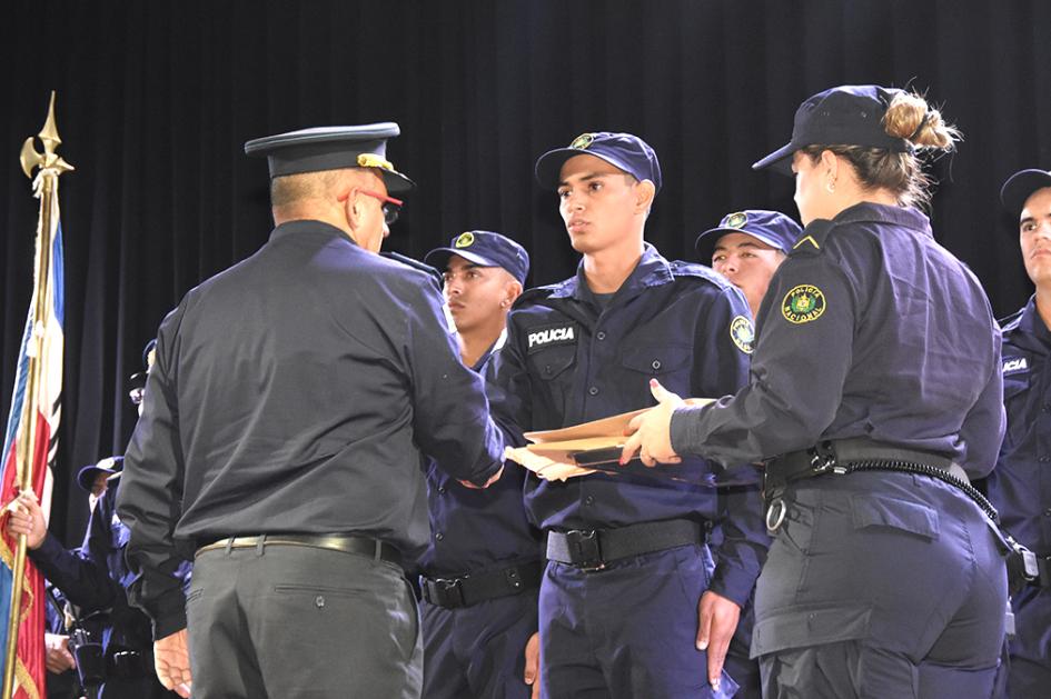 Agente Axel Dariz recibe premio por mejor promedio en la materia Procedimiento Policial.