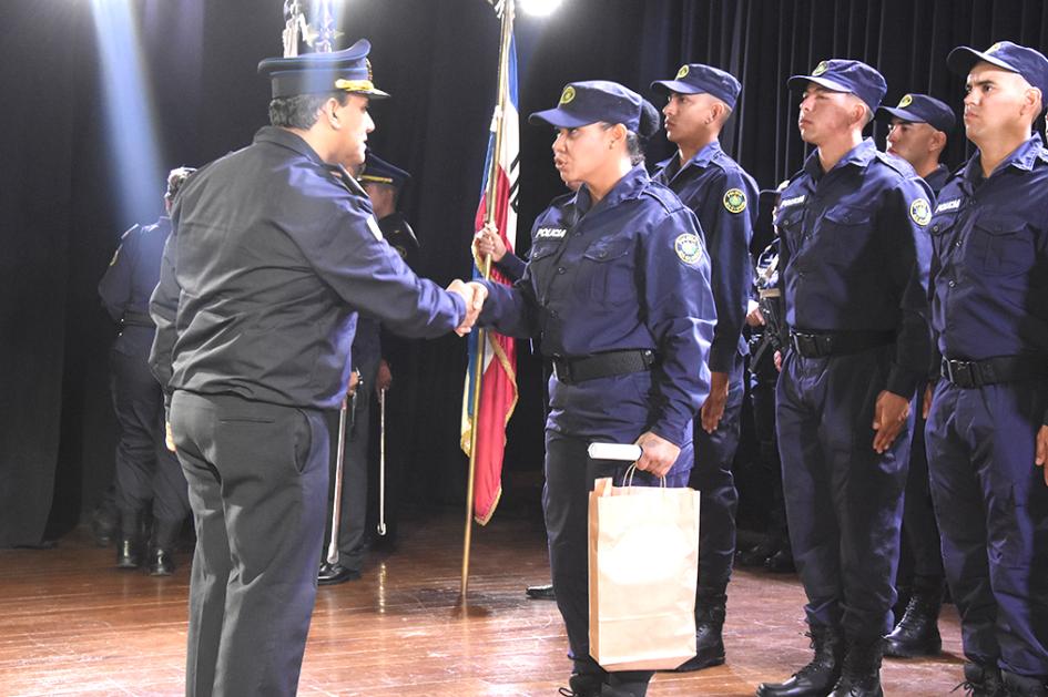 Agente Ivana Andino recibe premio por mejor promedio en la materia Técnica de Entrenamiento con Arma