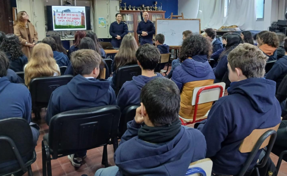 Charla con alumnos en Liceo de Aiguá Charla con alumnos en Liceo de Aiguá