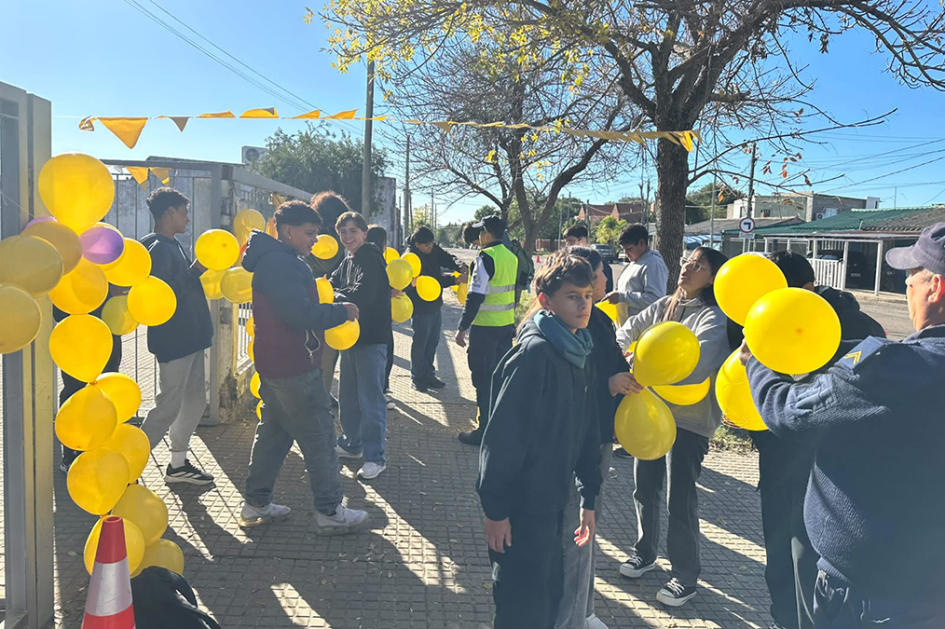 Alumnos de Centro María Espínola con Policías Comunitarios realizando ambientación temática