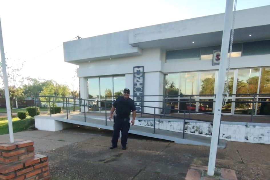 Policía en la puerta de la Alcaldía de Baltasar Brum Policía en la puerta de la Alcaldía de Baltasar Brum