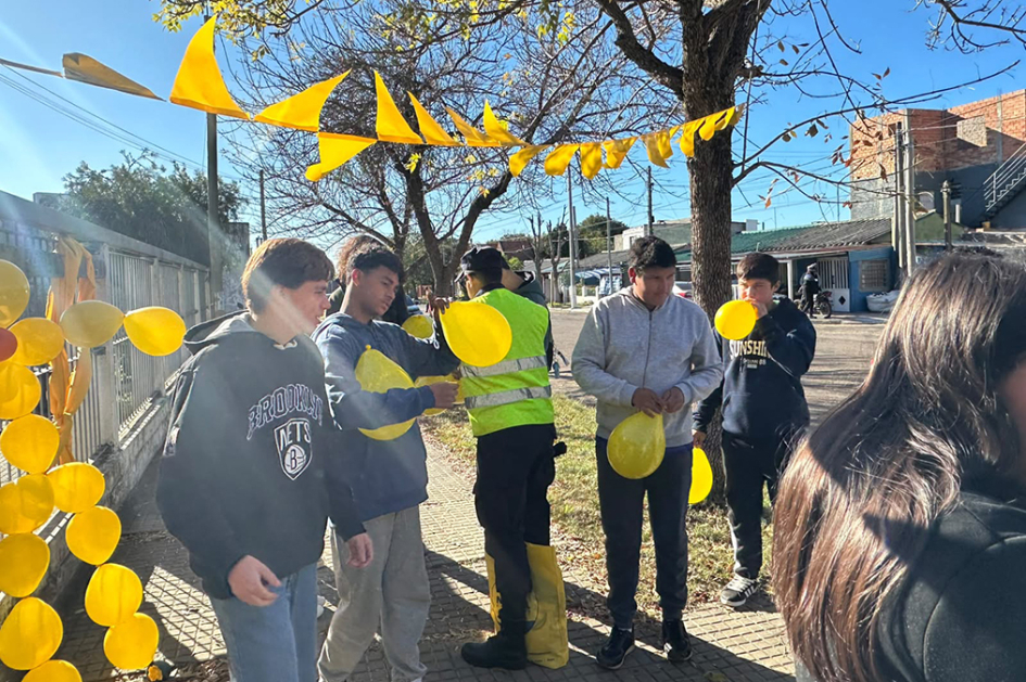 Alumnos de UTU Centro María Espínola y Policía Comunitario realizando ambientación temática amarilla