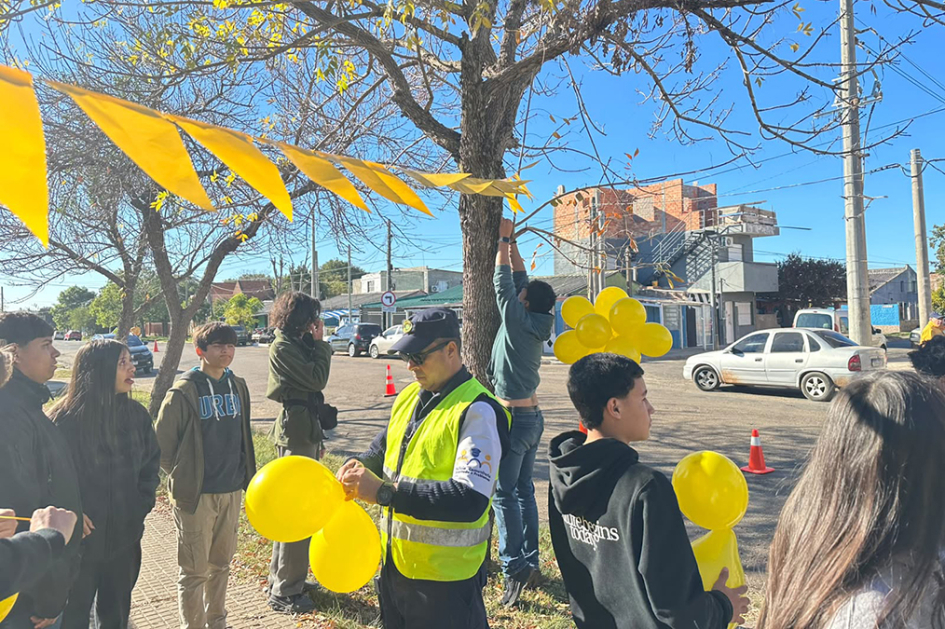 Alumnos de Centro María Espínola con Policía Comunitario realizando ambientación en color amarillo