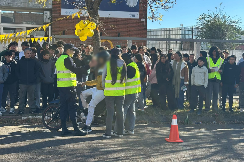 Alumnos de Centro María Espínola con Policía Comunitario realizando control y entrega de folleteria 