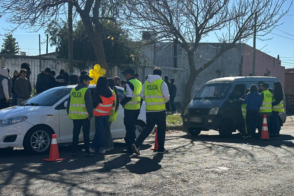 Alumnos de Centro María Espínola con Policías Comunitarios entregando folletos a automovilistas.