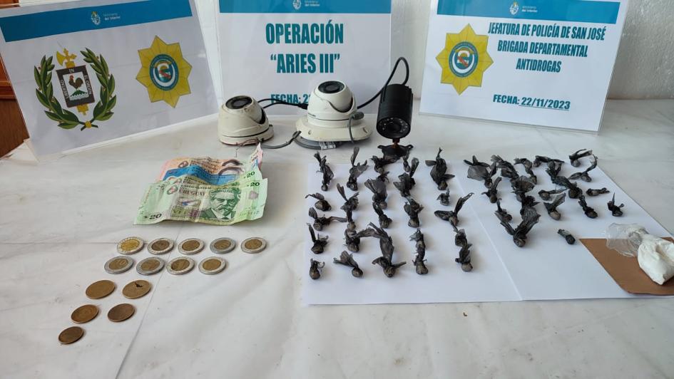Se incautaron estupefacientes y otros efectos en allanamientos realizados en la capital Dptal. Se incautaron estupefacientes y otros efectos en allanamientos realizados en la capital Dptal.