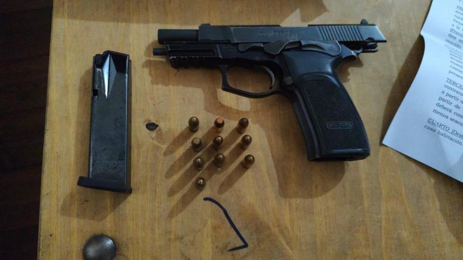 Arma y cartuchos incautados. Arma y cartuchos incautados.