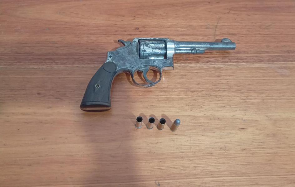 Arma incautada al autor de homicidio en Ciudad del Plata Arma incautada al autor de homicidio en Ciudad del Plata