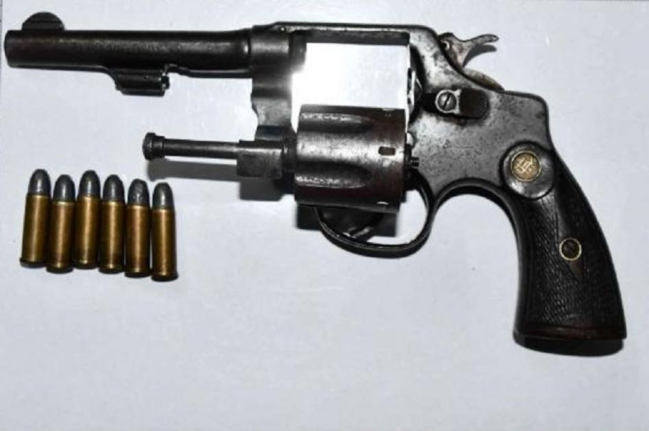 revolver incautado con cartuchos revolver incautado con cartuchos