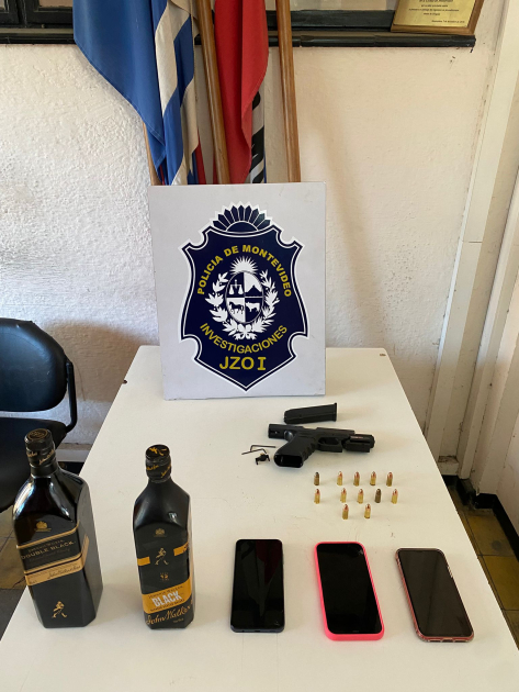 Efectos incautdaos durante la investigación Diversos objetos incautados durante el allanamiento: armas, bebidas...