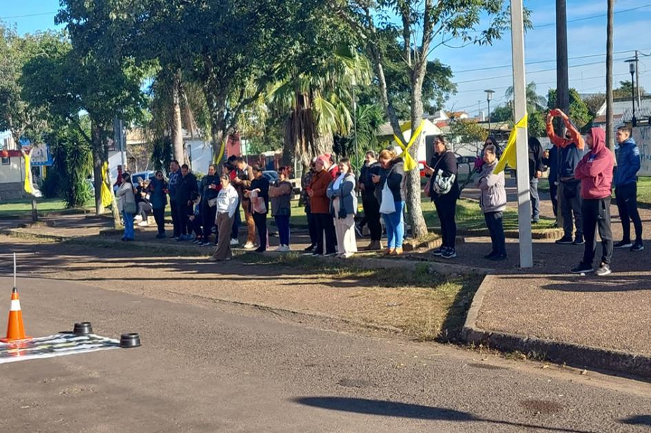 Actividad lúdica con niños y padres. Actividad lúdica con niños y padres.