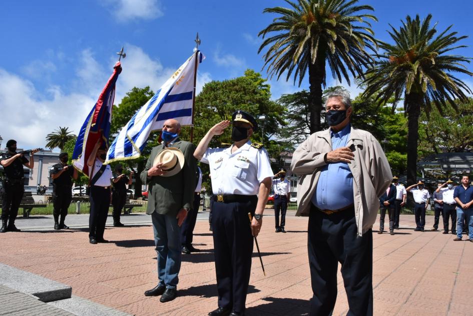 Acto Conmemorativo del Día del Policía Caído en cumplimiento del deber Jefe de Policía e Intendente de Maldonado parados