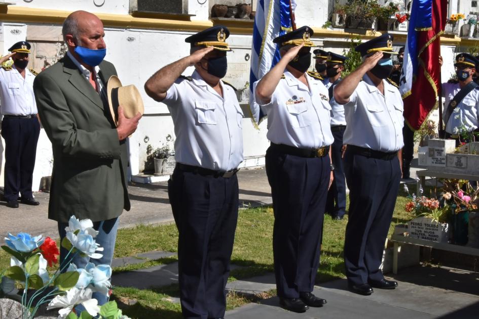 Acto Conmemorativo del Día del Policía Caído en cumplimiento del deber Formación de las autoridades de la Jefatura de Maldonado