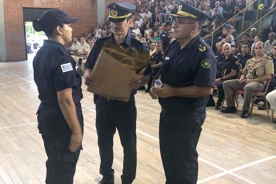 Agente Florencia Marquez recibe obsequio del Instructor Sub Comisario Dávila. Agente Florencia Marquez recibe obsequio del Instructor Sub Comisario Dávila.