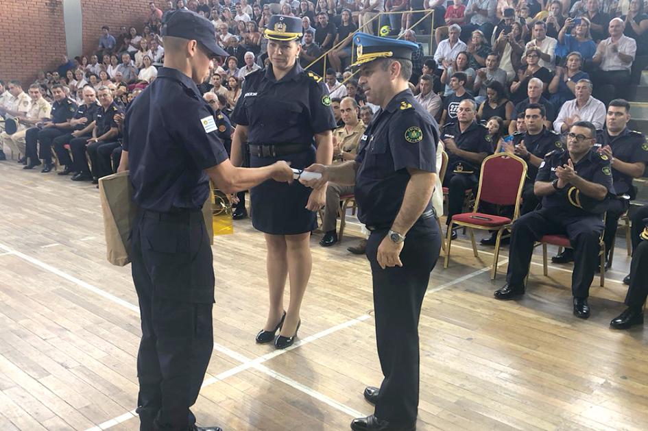 Agente Santiago Sosa recibe obsequio y certificado del Jefe de Policía.