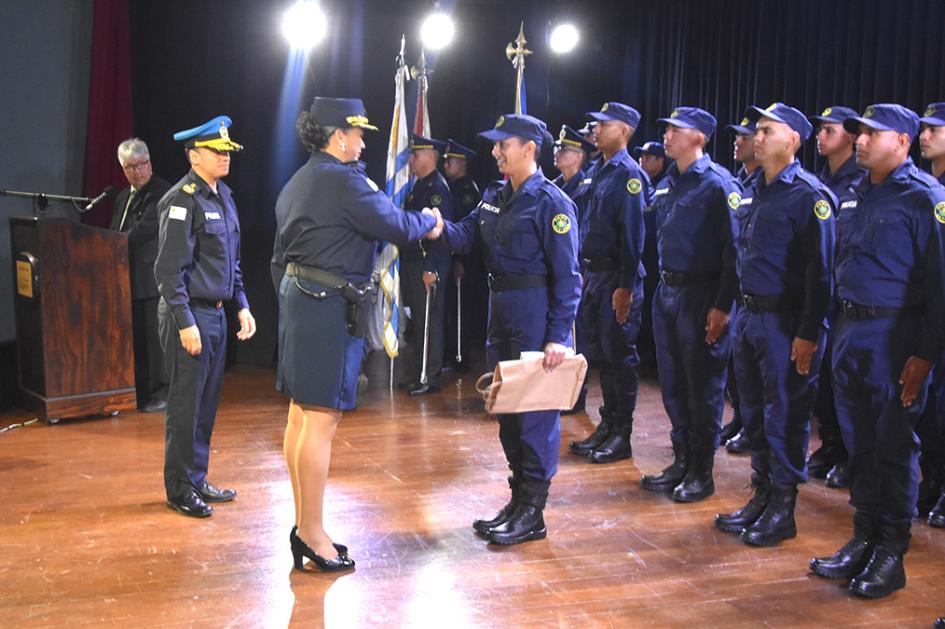 Agente Susana Maciera recibe premio al mejor compañero electo por el grupo. Agente Susana Maciera recibe premio al mejor compañero electo por el grupo.