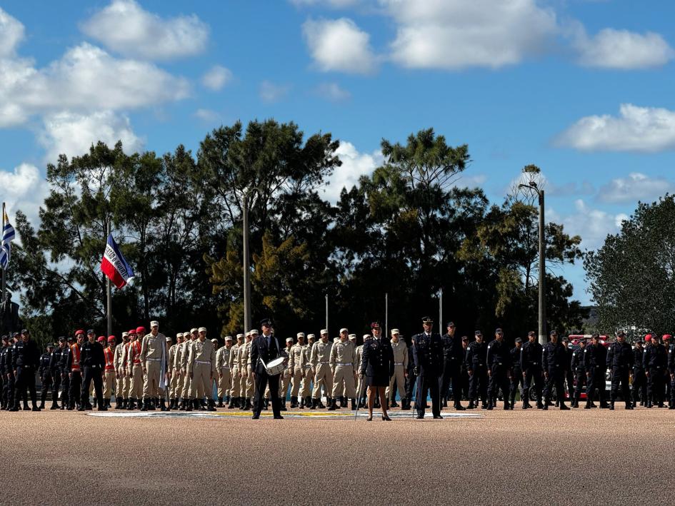 Nuevos Agentes de Policía formados en la plaza de armas. Nuevos Agentes de Policía formados en la plaza de armas.