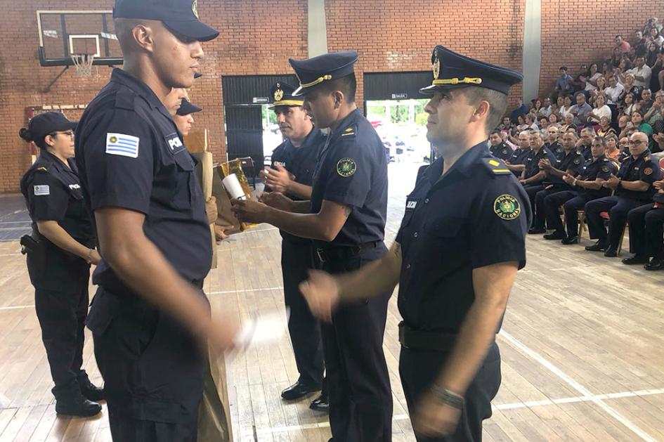 Agentes Santiago Moraes, Heriberto De Souza y Santiago Sosa reciben certificados.