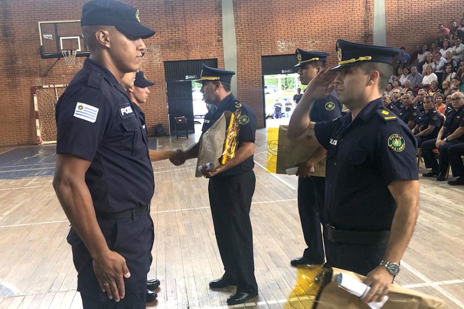 Agentes Santiago Moraes, Heriberto De Souza y Santiago Sosa reciben obsequios. Agentes Santiago Moraes, Heriberto De Souza y Santiago Sosa reciben obsequios.