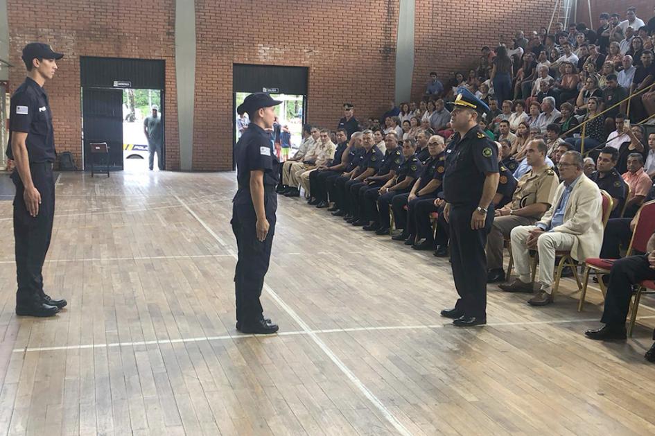 Agentes Vanusa Sosa y Thiago Brandon con Jefe de Policía.