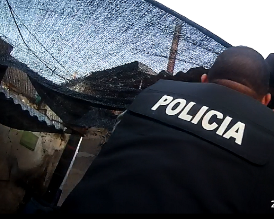 Allanamiento Operacion Capibara Policía subiendo al techo de un de las viviendas Allanamiento Operacion Capibara Policía subiendo al techo de un de las viviendas