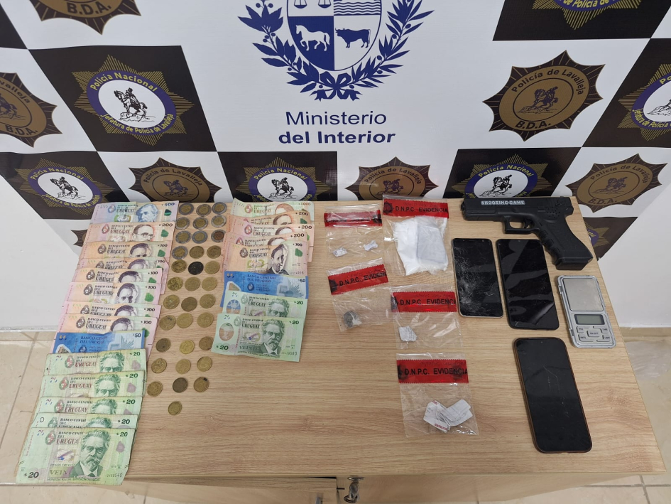 Incautación en allanamiento por drogas en sitio de distribución de drogas Incautación en allanamiento por drogas en sitio de distribución de drogas
