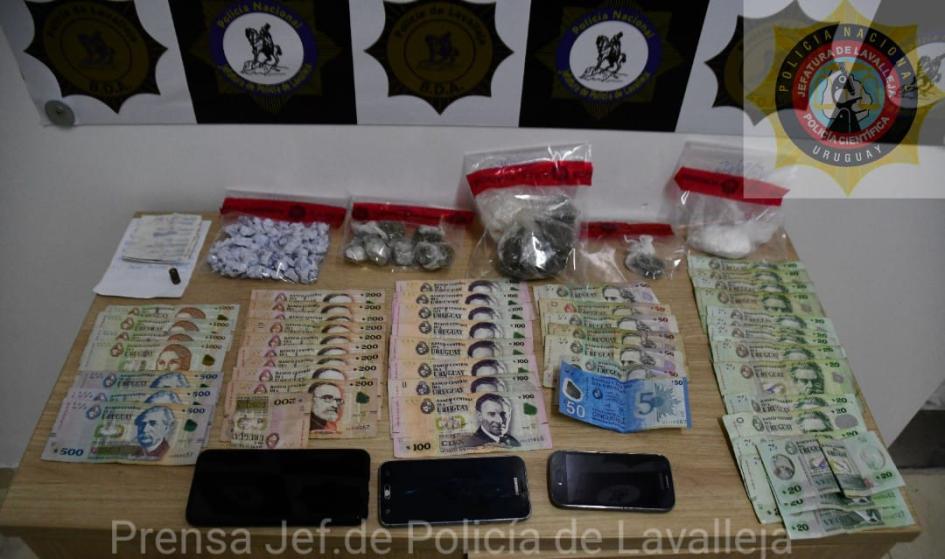 sustancias estupefacientes, celuales y dinero incautado documentado por Policía Científica sustancias estupefacientes, celuales y dinero incautado documentado por Policía Científica