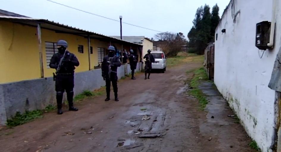 Policías parados en ingreso al barrio Calcerrada de Minas Policías parados en ingreso al barrio Calcerrada de Minas