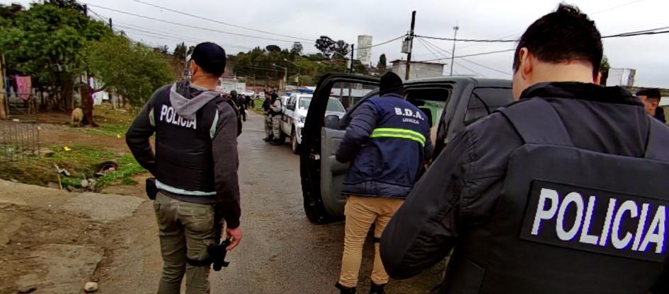 Policías parados desplegados en allanamiento en el barrio Calcerrada de Minas Policías parados desplegados en allanamiento en el barrio Calcerrada de Minas