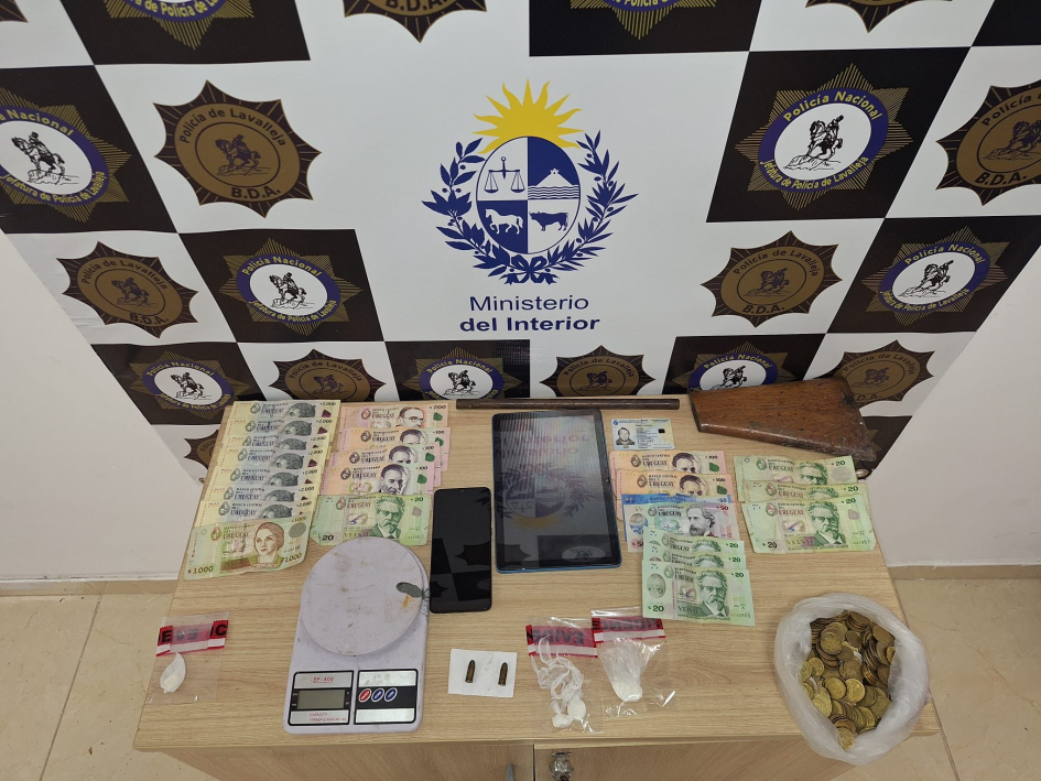 Sustancias y objetos incautados en allanamiento de vivienda de distribuidos de sustancias  Sustancias y objetos incautados en allanamiento de vivienda de distribuidos de sustancias