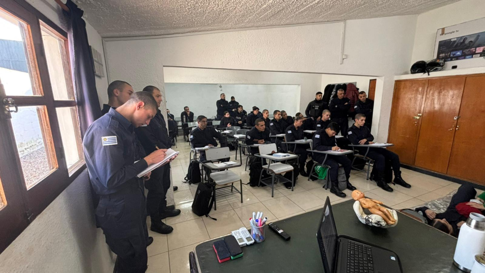 Almumnos y policías en instrucción de parto de emergencia en dólares