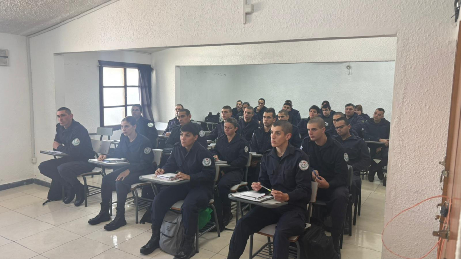 imagen ilustrativa Almumnos y policías en instrucción de parto de emergencia en dólares