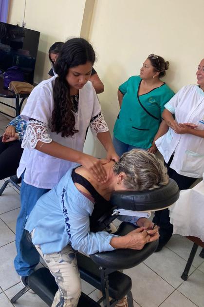 Alumna de la Escuela Técnica realizando masaje. Alumna de la Escuela Técnica realizando masaje.