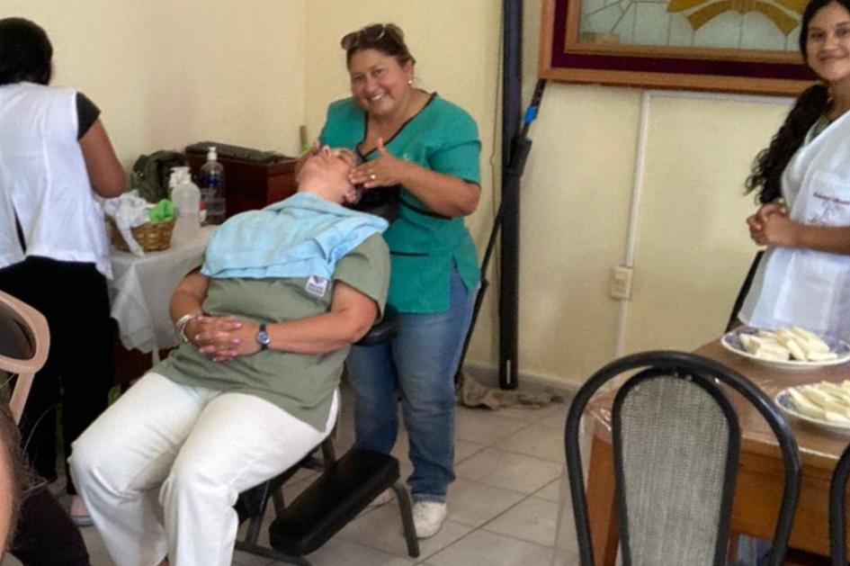 Alumnas de la Escuela Técnica realizando lavado y masajes. Alumnas de la Escuela Técnica realizando lavado y masajes.